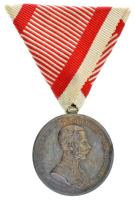 1914. "Ferenc József II. osztályú Ezüst Vitézségi Érem" jelzetlen Ag kitüntetés mellszalaggal. Szign.: Tautenhayn T:XF / Hungary 1914. "Silver Gallantry Medal, 2nd Class" Ag decoration without hallmark on the edge, with original ribbon. Sign.: Tautenhayn C:XF edge error NMK 133.