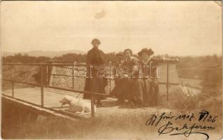 1917 Gyulafehérvár, Alba Iulia; hölgyek kutyával / ladies with dog. photo (EK)