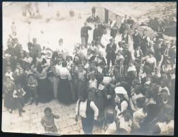 cca 1914-1918 Cattaro (Kotor), ,,népélet vasárnap délelőtt, népviseletbe öltözött helyiek és osztrák-magyar katonák, a hátoldalon feliratozott fotó, 14x11 cm