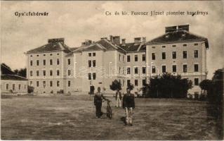 Gyulafehérvár, Alba Iulia; Cs. és kir. Ferenc József utász laktanya, katona kerékpárral. Weisz Bernát kiadása / K.u.K. military pioneer barracks, soldier with bicycle