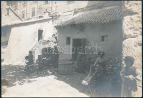 cca 1914-1918 Cattaro (Kotor), ,,cattarói hegylakók", házuk előtt dolgozó kádárok (bodnárok), a hátoldalon feliratozott fotó, 15x10,5 cm