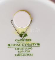 2 db Kínai famille rose stílusú dísztál. Matricás, jelzett, hibátlan d: 22 cm + egy japán aranyozott...