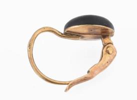 Arany (Au) fülbevaló pár, fekete kő berakással, jelzett, 14k, bruttó 1,5g