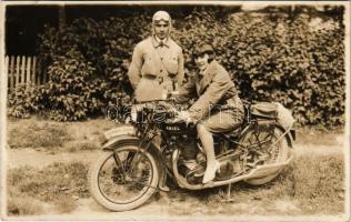 Léva, Levice; hölgy Ariel motorkerékpáron / lady on Ariel motorcycle, motorbike. Foto Rusznák photo (fl)