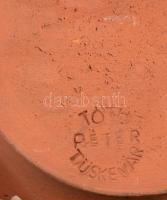 2 db Tóth Péter, Tüskevár kerámia tányér. Kézzel festett, mázas cserép d: 19 cm