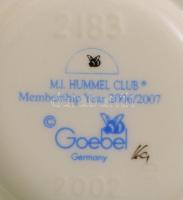 Hummel / Goebel Kislány kabáttal. Jelzett, kézzel festett, hibátlan, leírással m: 9 cm