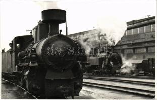 1964 Diósgyőr (Miskolc), vasútállomás, gőzmozdony, vonat. photo