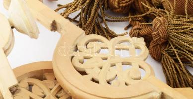 Antik fa csillár. Hatágú, szétszedhető, porcelán és réz tartozékokkal, faragott fa bojtokkal, régi k...