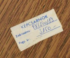 Renner Kálmán (1927-1994) Gulyás szürke marhákkal. Réz fali dísz, fa alapon, jelzett (fa kicsit sérü...