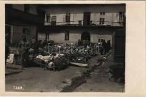 Maioffensive 1915. Am Hofe eines Feldspitals in Zaklyczyn / WWI Austro-Hungarian K.u.K. military, courtyard of a field hospital in Zaklyczyn (Poland)