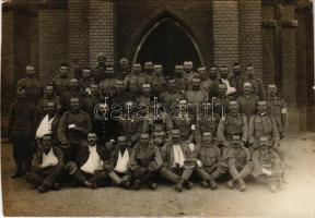 1915 Pécska, Magyarpécska, Ó-Pécska, Petschka, Pecica; sérült osztrák-magyar katonák a római katolikus templom előtt / WWI Austro-Hungarian K.u.K. military, injured soldiers in front of the Catholic church. photo (vágott / cut)