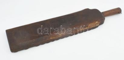 Antik mángorló 1892 magyar címeres Misj feliratos. Faragott fa, kisebb sérülésekkel 68 cm