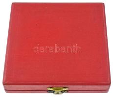 Vincze Dénes (1914-1972) DN Szocreál tudomány témájú bronz plakett (78mm) + műgyantás jelvény, megeg...