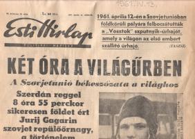 [Folyóirat] ,,Két óra a világűrben. A Szovjetunió békeszózata a világhoz. Az Esti Hírlap politikai napilap lapszáma az első emberi űrutazás, Jurij Gagarin szovjet őrnagy űrutazása alkalmából. (VI. évfolyam, 86. szám, 1961. április 13.) Budapest, 1961. Szikra Lapnyomda. [6] p. Folio. A második világháborút követően jelentős fegyverkezési verseny kezdődött a világ két szuperhatalma, az Egyesült Államok és a Szovjetunió között, melyek során folyamatosan fejlesztették a másik fél megfigyelését szolgáló repülőtechnikát és az atombombát is szállítani képes, interkontinentális ballisztikus rakétatechnológiát. Ennek a versengésnek volt az eredménye a nyugati világot sokkoló Szputnyik-1 műhold fellövése 1957 októberében, melyet a szovjet hírközlés nagy diadallal jelentett be. A nyugati világot főképpen azért sokkolta a több hónapig a Föld körül keringő szovjet műhold jelenléte, mert a műhold elérhetetlen kémeszközként a világ bármely pontja megfigyelésének veszélyét hordozta magában, illetve megdőlt az az elmélet, miszerint a Szovjetunió csupán katonai nagyhatalom, technológiai értelemben azonban jócskán lemaradt a nyugati világtól. Jóllehet a szovjetek által fellőtt első műhold nyomán kitört pánik egyebek között a NASA megalakulásához vezetett, 1961-ben újabb szovjet diadal született a Vosztok-1, az első embert szállító űrhajó fedélzetén Jurij Gagarin másfél órás űrútjával. Szövegközti felvételekkel illusztrált lapszámunk csaknem egészét Jurij Gagarin 1961. április 12-én végrehajtott űrutazásának szenteli. A tervezett űrutazás Föld körüli keringés volt, a szovjet űrhajó Bajkonurban szállt fel, átrepült a Szovjetunió felett, Kamcsatkánál elhagyta a területet, a Csendes-Óceánt déli irányban szelte át, majd Dél-Amerika legdélebbi részei után átszelte az Atlanti-óceánt is, végül Afrika és Arábia területei felett átszállva elérte a Szovjetuniót. A szovjet rádió a másfél órás út vége felé tette közhírré az eseményt. Lapszámunkban Gagarin rádióüzeneteinek átirata, politikai üzenetek és első titkári üdvözletek a Szovjetunióból, a keleti blokk országaiból, valamint a jelentős esemény hazai társadalmi és tudományos visszhangja a fékezhetetlen öröm, büszkeség és kíváncsiság jegyében. Az utolsó oldalon sporthírek, rádióhírek és beszámoló az Eichmann-perről. Jó állapotú lapszám.