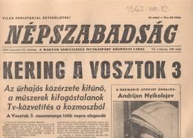 [Folyóirat] ,,Kering a Vosztok-3. Az űrhajós közérzete kitűnő, a műszerek kifogástalanok. Tv-közvetítés a kozmoszból". A Népszabadság politikai napilap lapszáma a harmadik szovjet űrrepülés első két napjáról. (XX. évfolyam, 1888. szám, 1962. augusztus 12.) Budapest, 1962. Szikra Lapnyomda. [8] p. Folio. A második világháborút követően jelentős fegyverkezési verseny kezdődött az Egyesült Államok és a Szovjetunió között. Ennek a versengésnek volt az eredménye a nyugati világot sokkoló Szputnyik-1 műhold fellövése 1957 októberében, melyet a szovjet hírközlés nagy diadallal jelentett be. Újabb diadalnak számított szovjet oldalon - és a nyugati szorongás újabb epizódját szolgáltatta - az első űrrepülések sora, melyeket rendre szovjet űrhajósok hajtottak végre: a Vosztok-1 űrhajó fedélzetén Jurij Gagarin 1961. április 12-én tett egy teljes fordulatot a Föld körül, majd 1961 augusztusában German Tyitov őrnagy is útnak indult a Vosztok-2 űrhajón, 25 óra idejű űrutazása alatt 17 teljes Föld-fordulatot megtéve. A harmadik űrrepülésre még merészebb tervet tűzött ki a szovjet vezetés: több napon át tartó keringést. Illusztrált lapszámunk első oldalán a Vosztok-3. fedélzetén Andrijan Nyikolajev őrnagy 1962. augusztus 11-én megkezdett utazásának részletei, illetve az utazás méltatása szovjet és nyugati szemszögből. Az utazás maga 1962. augusztus 15-én ért véget, 65 teljes fordulat után, sikeres landolással, hosszát pedig az magyarázza, hogy ezúttal az űrhajósok életfunkcióinak vizsgálaténak naplózása állt a küldetés középpontjában. A küldetés második napján kiadott, fényképekkel illusztrált lapszámunkban négy oldalnyi anyag a dicső utazásról, annak startpillanatairól, Andrijan Nyikolajev életéről és a szovjet nép büszkeségéről, Hruscsov első titkár és Nyikolajev őrnagy bolygóközi rádiótelefon-beszélgetéséről, illetve az út sajtóvisszhangjáról. A további oldalakon karikatúrák, apróhirdetések, sporthírek. Jó állapotú lapszám.