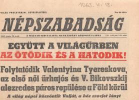 [Folyóirat] ,,Együtt a világűrben az ötödik és a hatodik! Folytatódik Valentyina Tyereskova, az első női űrhajós és V. Bikovszkij alezredes páros repülése a Föld körül. A világ népei köszöntik Valját, a hős szovjet lányt. A Népszabadság politikai napilap lapszáma a Vosztok-5 és Vosztok-6 űrhajók együttes repüléséről. (XXI. évfolyam, 140. szám, 1963. június 18.) Budapest, 1963. Szikra Lapnyomda. 11 + [1] p. Folio. A második világháborút követően jelentős fegyverkezési verseny kezdődött az Egyesült Államok és a Szovjetunió között. Ennek a versengésnek az eredménye a nyugati világot sokkoló Szputnyik-1 műhold fellövése 1957 októberében, melyet a szovjet hírközlés nagy diadallal jelentett be. Újabb diadalnak számított szovjet oldalon - és a nyugati szorongás újabb epizódját szolgáltatta - az első űrrepülések sora, melyeket szovjet űrhajósok hajtottak végre: a Vosztok-1 űrhajó fedélzetén Jurij Gagarin 1961. április 12-én tett meg egy teljes fordulatot a Föld körül, majd 1961 augusztusában German Tyitov őrnagy is útnak indult a Vosztok-2 űrhajón, 17 teljes Föld-fordulatot megtéve. A harmadik (és negyedik) űrrepülésre még merészebb tervet tűzött ki a szovjet vezetés: több napon át tartó keringést, mégpedig két szovjet űrhajó, a Vosztok-3 és Vosztok-4 együttes részvételével. Az 1962 augusztusában lezajlott űrrepülés 4, illetve 3 napig tartott, rádióüzenetek és egy igen rövid televíziós közvetítés is érkezett a földi irányítóközpontba. Illusztrált lapszámunk az 1963 nyarára tervezett ötödik és hatodik űrrepülés utolsó előtti napjáról számol be. A többször elhalasztott startra végül 1963. június 14-én és 16-án került sor: először Valerij Bikovszkij indult az űrbe a Vosztok-5, majd első női űrhajósként Valentyina Tyereskova követte a Vosztok-6 fedélzetén (lapszámunk nem említi, de két nap volt szükséges a kilövőállomás megtisztítására, illetve a szavatossági ideje határán levő második űrhajó előkészítésére). Az együttes keringés során az űrhajósok egymással, valamint a földi irányítóközponttal is váltottak rádióüzeneteket, illetve televíziós felvételek is készültek a népek ámulatára. Lapszámunk hosszan közli Valentyina Tyereskova és Hruscsov elvtárs beszélgetését, melyben az első női űrhajós forró üdvözletét küldi a pártnak és a szovjetrendszernek általánosságban. Hosszú riportot szentel az űrhajósok kiképzésének és kivonatolja a Tyereskova életrajzát. Majd további sajtószemle a világ minden tájáról. Az űrbeli táplálkozásáról és tisztálkodásáról, Tyereskova öltözködéséről további részletek. A magyar békekongresszus külön köszönti Tyereskovát (és a világbékét). Jó állapotú lapszám.