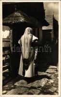 Körösfő, Izvoru Crisului (Kalotaszeg, Tara Calatei); Körösfői népviselet, erdélyi folklór / Transylvanian folklore. Foto orig. J. Fischer 1933.