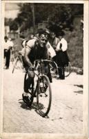 Istenes János (1905-1938) sírkő emléke javára kiadja a Tipográfia Ny. T. E. - többszörös bajnok országúti kerékpáros / Hungarian cyclist champion (fl)