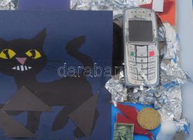 Tommy Vig (1938-): Macska-jaj. Vegyes technika, kollázs, karton, jelzett. Üvegezett dobozban. 32,5x4...