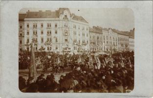 Budapest VII. Baross tér, Arany Sas szálloda, felvonulás hintóval. photo