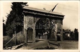 Kolozsvár, Cluj; Székely kapu a m. kir. gazdasági akadémia udvarán. Fenesi út 56-58. / Transylvanian wooden carved gate