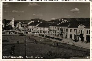 1942 Gyergyószentmiklós, Gheorgheni; Kossuth Lajos tér, Szilágyi szálloda és étterem, Artz Tilly fényképész, Moskovits Mendel, Ingber Jenő, Tőzsér Bálint, Puskás és Romfeld, Zárug L. István, Lázár Dénes üzlete, Idegenforgalmi iroda, automobil / square, street view, hotel, restaurant, shops, tourist office, automobiles