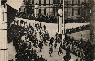 1916 Budapest, Károly király és Zita királyné koronázása, zászlós urak (EK)