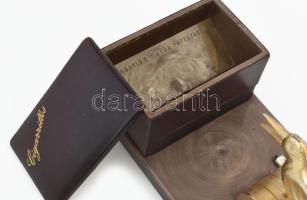 Spanyol vintage cigarettakínáló, cigarettát a kinyíló fiókból felcsippentő madár alakjával, kopással...