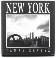 Révész Tamás: New York. New York - London, 2000, W. W. Norton & C. Angol nyelven. Fekete-fehér fotókkal illusztrált. Kiadói kartonált papírkötés, kiadói papír védőborítóban.  Révész Tamás (1946- ) az Egyesült Államokban élő magyar származású Balázs Béla-díjas fotóművész, fotóriporter.