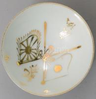 Japán porcelán katonai szakés csésze. cca 1940-1944, gyalogos hadosztály, páros zászló és kalligrafikus díszítéssel, kis kopással, d: 8,5 cm