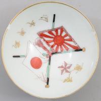 Japán porcelán katonai szakés csésze. cca 1940-1944, színes dupla zászló, csillag és kalligrafikus díszítéssel, sérült, d: 9,5 cm