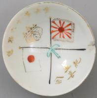 Japán porcelán katonai szakés csésze. cca 1940-1944, színes csomózott dupla zászló, császárfalevél és kalligrafikus díszítéssel, sérült, d: 8,5 cm