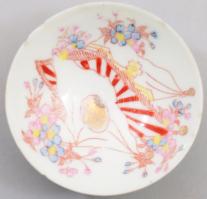 Japán porcelán katonai szakés csésze. cca 1940-1944, ritka zászló- és virágdíszítéssel, lepattanásokkal, d: 8 cm