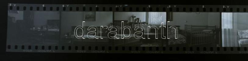 Régi lakásbelsők, enteriőrök szoborral, kerámiákkal stb, XX. sz. közepe 18 kocka negatív csíkokban