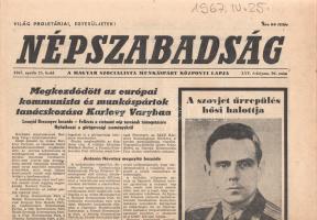 [Folyóirat] ,,A szovjet űrrepülés hősi halottja Vlagyimir Komarov. Leszállás közben életét vesztette a Szojuz 1. űrpilótája. Az új típusú űrhajó végrehajtotta tudományos feladatait. A Népszabadság politikai napilap lapszáma a nemzetközi űrrepülés első emberéletet követő tragédiájáról. (XXV. évfolyam, 96. szám, 1967. április 25.) Budapest, 1967. Szikra Lapnyomda. 2 + [2] p. A második világháborút követően jelentős fegyverkezési verseny kezdődött az Egyesült Államok és a Szovjetunió között. Ennek a versengésnek az eredménye a nyugati világot sokkoló Szputnyik-1 műhold fellövése 1957 októberében, melyet a szovjet hírközlés nagy diadallal jelentett be. Újabb diadalnak számított szovjet oldalon - és a nyugati szorongás újabb epizódját szolgáltatta - az első űrrepülések sora, melyeket szovjet űrhajósok hajtottak végre: a Vosztok-1 űrhajó fedélzetén Jurij Gagarin 1961. április 12-én másfél órás űrrepülésével egy teljes fordulatot tett meg a Föld körül, őt követte 1961 augusztusában German Tyitov a Vosztok-2 űrhajón egy nap alatt végzett 17 teljes Föld-fordulatával. A harmadik (és negyedik) űrrepülésre még merészebb tervet tűzött ki a szovjet vezetés: több napon át tartó keringést, mégpedig két-két szovjet űrhajó, 1962 augusztusában a Vosztok-3 és Vosztok-4, 1964 júniusában pedig a Vosztok-5 és a Vosztok-6 együttes repülésével. A rivalizáló szovjet és amerikai űrprogram minden esetben valami újdonsággal, űrbeli elsőséggel kísérletezett, a szovjetek Voszhod-programja 1964-1965 során bizonyította be, hogy 2-3 fős legénységet is képes az űrbe juttatni, a Voszhod-2 küldetése során még az űrséta feladatát is sikerült világelsőként megoldani. A szovjet űrprogram 1965-ig bebizonyította, hogy a súlytalanság állapotának elviselése, a huzamosabb űrhajóbeli tartózkodás nem vezet uralhatatlan egészségügyi problémákhoz; az űrbeli tájékozódás, a távvezérlés és a kézi vezérlés, a rádió- és televíziós kommunikáció működtetése sem okoz nehézséget, sőt az űrhajót el is lehet hagyni (űrséta), azonban az űrrandevú megvalósítása még megoldatlan maradt, a Szojuz-program elsősorban ezt kívánta megoldani. Ennek jegyében lőtték fel 1967. április 23-án a több személy szállítására alkalmas Szojuz-1 űrhajót, fedélzetén egyelőre csupán egy személlyel, Vlagyimir Komarovval. Az előzetes, ám legkevésbé sem publikus terv szerint Komarov űrhajója mellé csatlakozott volna az 1967. április 24-én felbocsátandó Szojuz-2, és annak három fős legénysége közül ketten űrséta során átszálltak volna a Szojuz-1-be, és e legénységi átrendezés után a Szojuz-1 és a Szojuz-2 együttesen tértek volna vissza a Földre. A nagyívű űrrandevú-tervekből azonban semmit nem közölt a szovjet vezetés az időközben bekövetkezett tragédia miatt. A felmerülő repülési problémák miatt a Szojuz-1-et visszatérésre szólították fel, a Szojuz-2 kilövését pedig teljes titoktartás mellett lefújták. A keringés 18. körében Komarov a Szojuz-1 fedélzetén belépett a légkörbe, Afrika felett megkezdte fékezését, ám a fékezést lassító ernyők nem nyíltak ki, így a tervezett lassítás helyett a Szojuz-1 teljes erővel csapódott be az Urál közeli Orenburg határában. Ez volt az űrrepülés történetének első halálesete, megtörténtét nem tudták, és feltehetően nem is kívánták eltitkolni. Illusztrált lapszámunk vezető helyen számol be a tragédiáról, körülményeiről, és közli a gyásztáviratokat és a nekrológot. Vlagyimir Komarov földi maradványait katonai tiszteletadás mellett a moszkvai Vörös téren, a Kreml falában helyezték örök nyugalomra. Lapszámunk további részében részletek a kommunista és munkáspártok Karlovy Vary-beli tanácskozásáról. Jó állapotú lap, középen apró szakadásnyommal.