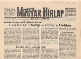 [Folyóirat] ,,Az Apollo-11 utasai elérték a Nyugalom tengerét. Leszállt az űrkomp - ember a Holdon A Magyar Hírlap beszámolója az Apollo-11 Hold-expedíció sikeréről. (II. évfolyam, 199. szám, 1969. július 21.) Budapest, 1969. Athenaeum Nyomda. 11 + [1] p. Folio. A második világháborút követően jelentős fegyverkezési verseny kezdődött az Egyesült Államok és a Szovjetunió között. Ennek a versengésnek volt az eredménye a nyugati világot sokkoló Szputnyik-1 műhold fellövése 1957 októberében, melyet a szovjet hírközlés nagy diadallal jelentett be. Jóllehet a szovjetek által fellőtt első műhold nyomán kitört pánik egyebek között a NASA megalakulásához vezetett, 1961. április 12-én Jurij Gagarin másfél órás űrutazásával újabb szovjet diadal született. Mivel az amerikai űrprogram mind az első műhold, mind az első ember űrbe küldésével lemaradásba került. John F. Kennedy amerikai elnök csattanós válaszként 1961. május 25-én a szenátusban meghirdette a Holdra szállási programot. A később Apollo-projektként elhíresült terv szerint még az évtized vége előtt embert kell juttatni a Holdra, és sikeresen vissza is kell hozni onnan. A nagyívű terv sikeréhez azonban rengeteg részlet kidolgozásra szorult. Bár az 1961. május 5-én végrehajtott első amerikai űrutazással kiderült, hogy a kozmikus sebesség, a kozmikus sugárzás és a súlytalanság állapota is túlélhető az emberi szervezet számára, a következő űrutazások során még számtalan vezérlési, kommunikációs, tudományos és egészségügyi kihívásra kellett megoldást találni, illetve meg kellett oldani a Föld kerüli keringés, a hosszú távú űrben tartózkodás, az együttes repülés, az űrséta és az űrrandevú technikai kérdéseit. Az 1961-től kibontakozó Mercury- és Gemini-programok sikere után 1967-től indult a Hold-utazás végső szakaszának programja, az Apollo-program. A tragédiát sem nélkülöző űrprogram döntő része 1967-1969 között zajlott, melynek során az Apollo-űrhajók több alkalommal megközelítették a Holdat, körbe is fényképezték, és kezdettől fogva a két űreszközös megoldást választották, melynek értelmében a Föld-Hold-távolságot megtevő anyaűrhajó Hold körüli pályára áll, és onnan egy másik járművel, egy holdkomppal érik el a Hold felszínét, majd jutnak vissza onnan. Lapszámunk a hatalmas médiaérdeklődésre számot tevő Holdat érési nap első feléről számol be. Az Apollo-11 űrhajó 1969. július 16-án startolt Floridából, és több napnyi utazás, majd Hold körüli pályára állás után az anyaűrhajóról levált holdkomp hosszas fékezési és ereszkedési manőverek után elérte a Hold felszínét, 1969. július 20-án, az esti órákban. Lapszámunk beszámol a későbbi tervekről, miszerint néhány órás előkészítés után a holdkompból kiszállnak utasai, Neil Armstrong és Buzz Aldrin, és megkezdik holdsétájukat a felszínen, és kőzetmintákat fognak gyűjteni. A hétfői újság a késő esti lapzárta miatt természetesen nem számolhatott be a hétfő reggeli sétáról magáról, ám közli a pesti tudományos kutatók spekulációit. A magyar televízió lapszámunk utolsó előtti oldalának műsorismertető rovata szerint élőben átvette az amerikai televíziós közvetítést a Holdról. Lapszámunk tekintélyes terjedelemben számol be az emberiség egy nagy pillanatáról, azonban - amerikai kivitelű esemény lévén - eltekint a világ közvéleményének tolmácsolásától, illetve az esemény nemzetközi sajtóvisszhangját sem ismerteti. Lapszámunk nyitóoldalán a szovjet űrkutatás apró fricskájáról, a Luna-15 szovjet holdszonda eredményeiről való beszámoló. Mivel a szovjet űrprogram vesztesnek bizonyult a Hold első elérésért folyó küzdelemben, ezért az Apollo-11 indulása előtt elindította Luna-15 nevű távvezérlésű holdszondáját, melyet holdkőzetminták gyűjtésének céljából küldött a Holdra. A lap további részeiben hazai vonatkozású hírek, továbbá ráadás hírek a baráti szocialista országokból. Jó állapotú lapszám.