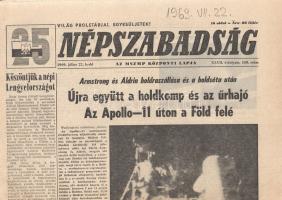 [Folyóirat] Armstrong és Aldrin holdraszállása és a holdséta után Újra együtt a holdkomp és az űrhajó. Az Apollo-11 úton a Föld felé. A Népszabadság lapszáma az Apollo-11 visszaútjáról. (XXVII. évfolyam, 168. szám, 1969. július 22.) Budapest, 1969. Szikra Lapnyomda. 9 + [7] p. Folio. A második világháborút követően jelentős fegyverkezési verseny kezdődött az Egyesült Államok és a Szovjetunió között. Ennek a versengésnek volt az eredménye a nyugati világot sokkoló Szputnyik-1 műhold fellövése 1957 októberében, melyet a szovjet hírközlés nagy diadallal jelentett be. Jóllehet a szovjetek által fellőtt első műhold nyomán kitört pánik egyebek között a NASA megalakulásához vezetett, 1961. április 12-én Jurij Gagarin másfél órás űrutazásával újabb szovjet diadal született. Mivel az amerikai űrprogram mind az első műhold, mind az első ember űrbe küldésével lemaradásba került. John F. Kennedy amerikai elnök csattanós válaszként 1961. május 25-én a szenátusban meghirdette a Holdra szállási programot. A később Apollo-projektként elhíresült terv szerint még az évtized vége előtt embert kell juttatni a Holdra, és sikeresen vissza is kell hozni onnan. A nagyívű terv sikeréhez azonban rengeteg részlet kidolgozásra szorult. Bár az 1961. május 5-én végrehajtott első amerikai űrutazással kiderült, hogy a kozmikus sebesség, a kozmikus sugárzás és a súlytalanság állapota is túlélhető az emberi szervezet számára, a következő űrutazások során még számtalan vezérlési, kommunikációs, tudományos és egészségügyi kihívásra kellett megoldást találni, illetve meg kellett oldani a Föld kerüli keringés, a hosszú távú űrben tartózkodás, az együttes repülés, az űrséta és az űrrandevú technikai kérdéseit. Az 1961-től kibontakozó Mercury- és Gemini-programok sikere után 1967-től indult a Hold-utazás végső szakaszának programja, az Apollo-program. A tragédiát sem nélkülöző űrprogram döntő része 1967-1969 között zajlott, melynek során az Apollo-űrhajók több alkalommal megközelítették a Holdat, körbe is fényképezték, és kezdettől fogva a két űreszközös megoldást választották, melynek értelmében a Föld-Hold-távolságot megtevő anyaűrhajó Hold körüli pályára áll, és onnan egy másik járművel, egy holdkomppal érik el a Hold felszínét, majd jutnak vissza onnan. Az Apollo-11 űrhajó 1969. július 16-án startolt Floridából, és több napnyi utazás, majd Hold körüli pályára állás után az anyaűrhajóról leválasztott holdkomp 1969. július 20-án, a vasárnap esti órákban érte el a Hold felszínét. Lapszámunk a magyar sajtóban szokatlan alapossággal ismerteti a holdkompban tartózkodó két amerikai űrhajós, Neil Armstrong és Buzz Aldrin holdra szállását, két órán át tartó holdsétáját, a tetteiket rögzítő, hordozható televíziós kamera pozicionálását, a holdjárás óvatosságát, az anyaggyűjtés körültekintő mivoltát, az űrkutatás hősi halottainak emlékét megörökítő emlékplakett, a békefelirat és az amerikai zászló elhelyezését, majd a holdkompba való visszaszállás, az űrruhák fertőtlenítésének részleteit. A beszámoló megörökíti a holdkomp felszállás technikai részleteit is, 18:54-es startjáról az anyaűrhajóba való dokkolás műveletéig (22:35). Lapszámunk röviden ismerteti a további, lapzárta utáni műveleteket is, feltehetően a reggeli órákban indul vissza az űrhajó, és vélhetően csütörtökön, július 24-én ér vissza a Földre. A képekkel kísért beszámoló után a Hold-expedíció eredményeit a szovjet űrkutatás kontextusába emelő véleménycikk, alatta az amerikai Hold-expedícióval egy időben a helyszínen járó, távirányítású, legénység nélküli automata szovjet holdszonda, a Luna-15 eredményeinek kivonatos ismertetése. A további oldalon rövid sajtószemle az Apollo-11 nemzetközi visszhangjáról, meglepően korrekt szovjet köszönetnyilvánítással és elismeréssel, melyet a támadó jellegű londoni sajtóvisszhang ellenpontoz. Jó állapotú lapszám.