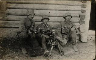 Első világháborús osztrák-magyar rohamosztagos katonák gépfegyverrel / WWI Austro-Hungarian K.u.K. military, assault soldiers with machine gun. photo