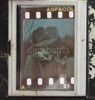 cca 1935-40 Elegáns, divatos, fiatal art deco hölgy kalapban és kezében tükörrel, Agfacolor diapozitív, 5x5 cm