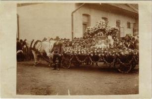 Mecenzéf, Alsó-Metzenzéf, Alsómecenzéf, Metzenzéf, Nizny Medzev; virágkarnevál, feldíszített lovas szekér / flower carnival with decorated horse cart. photo (Rb)