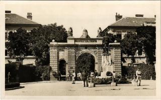 Miskolc, Rudolf gyalogsági laktanya, 10-es honvédek hősi szobor, katonák. Foto Steiner