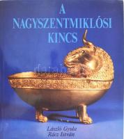 László Gyula - Rácz István: A nagyszentmiklósi kincs. Bp., 1977, Corvina. Kiadói egészvászon kötés, papír védőborítóval, jó állapotban.