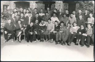 1959 Tatai edzőtábor, az 1960-as római olimpiára készülők csoportképének hátoldalán beazonosítandó autográf aláírások, össz. 8 db, jelzés nélküli fotó, 9x14 cm