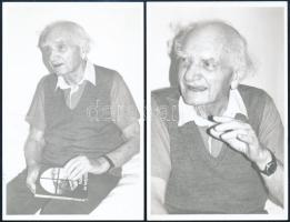 1998 László Gyula (1910-1998) Széchenyi-díjas régész-történész, képzőművész, egyetemi tanár élete során készült utolsó fényképei (egy interjúhoz készültek, amelynek elkészülte után egy nappal hunyt el). 2 db fotó, a hátoldalon jelezve, datálva, 14x9 cm. Megjelentek a Bihari Napló (Nagyvárad) 1998. június 20-21., illetve június 27-28. számában (Szilágyi Aladár: ,,Az Athosz-hegyen kifüstölték belőlem az ördögöt" - Utolsó beszélgetés László Gyulával).