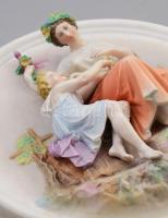 Jelzés nélkül: Szüreti jelenet, plasztikus fali dísz, mázas fajansz. d: 30 cm