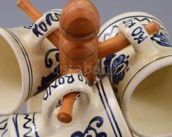 6 darab iparművészeti bögre, fa tartó, bögre m: 8 cm, teljes m: 31 cm