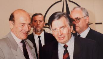 Fotó gyűjtemény, Antall József temetéséről, illetve az Antall-kormány időszakából, Id. Bush., Jacque...