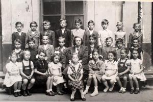 Jász László újságíró, miniszterelnöki tanácsadó iskolai tablófotói, közte a Budapesti Eötvös József ...