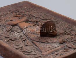 Orbán Katalin (1950-): Menyecske gyertyatartóval fali kerámia, jelzés nélkül, kis kopással, 23x16 cm