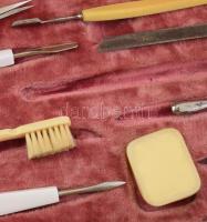 Manikűr készlet szaru, fém, díszdobozban, pótolt darabokkal